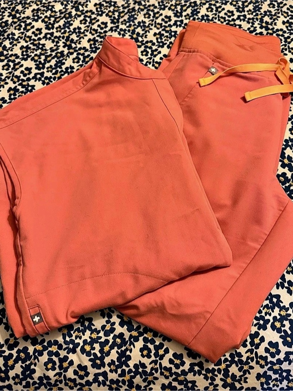 FIGS Coral Rafaela Top Xs and Zamora Jogger Scrub Pants small petite